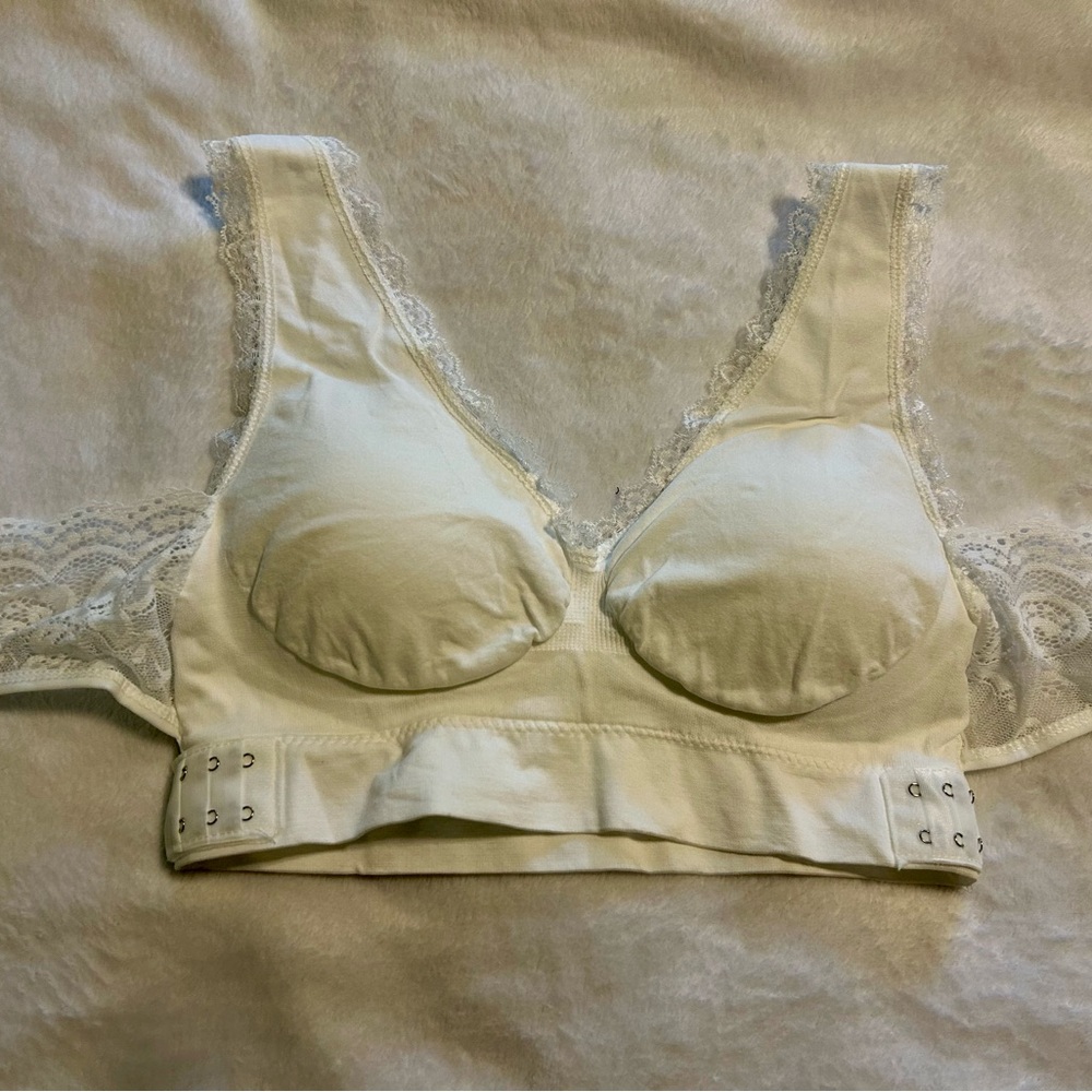 Elegant Lace Trimmed White Bra bought on Instagram. Still in original packaging.